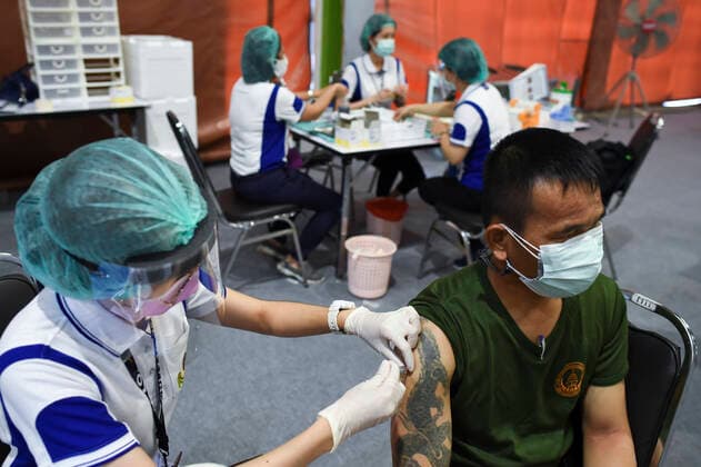 Start Of Vaccination Against COVID 19 For Bangkok Citizens Health officials administer doses of vaccine against COVID-19 to Thai citizens during the speedened-up inoculation program against the COVID-19 coronavirus pandemic at a vaccination center set up inside the Shopping mall, in Bangkok, Thailand, 15 May 2021. Bangkok Thailand laowilas-notitle210515_npptJ  Copyright: xAnusakxLaowilasx