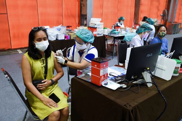 Start Of Vaccination Against COVID 19 For Bangkok Citizens Health officials administer doses of vaccine against COVID-19 to Thai citizens during the speedened-up inoculation program against the COVID-19 coronavirus pandemic at a vaccination center set up inside the Shopping mall, in Bangkok, Thailand, 15 May 2021. Bangkok Thailand laowilas-notitle210515_nprnX  Copyright: xAnusakxLaowilasx