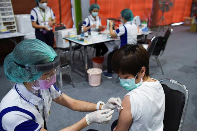 Start Of Vaccination Against COVID 19 For Bangkok Citizens Health officials administer doses of vaccine against COVID-19 to Thai citizens during the speedened-up inoculation program against the COVID-19 coronavirus pandemic at a vaccination center set up inside the Shopping mall, in Bangkok, Thailand, 15 May 2021. Bangkok Thailand laowilas-notitle210515_npyjS  Copyright: xAnusakxLaowilasx