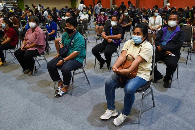 Start Of Vaccination Against COVID 19 For Bangkok Citizens Thai citizens wait to receive a shot of CoronaVac vaccine against COVID-19 during the speedened-up inoculation program against the COVID-19 coronavirus pandemic at a vaccination center set up inside the Shopping mall, in Bangkok, Thailand, 15 May 2021. Bangkok Thailand laowilas-notitle210515_npcCX  Copyright: xAnusakxLaowilasx