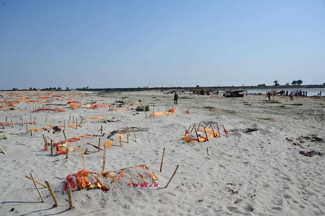 May 15, 2021, Prayagraj, Uttar Pradesh, India: Prayagraj: People perform cremation of their family members as Dead bodies buried in sand of River Ganga at Shringwerpur Ghat in Prayagraj on Saturday, May 15, 2021. Prayagraj India - ZUMAv115 20210515_zap_v115_024 Copyright: xPrabhatxKumarxVermax
