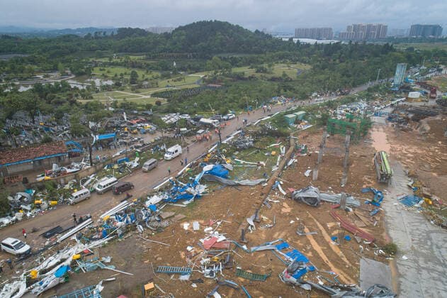 Bilder des Jahres 2021, News 05 Mai News Themen der Woche KW19 (210515) -- WUHAN, May 15, 2021 -- Aerial photo taken on May 15, 2021 shows the scene after a tornado in Caidian District of Wuhan, central China s Hubei Province, May 15, 2021. Six people have been confirmed dead, and 218 others injured after a tornado on Friday night walloped Wuhan, government sources said. ) CHINA-HUBEI-WUHAN-TORNADO (CN) XiaoxYijiu 