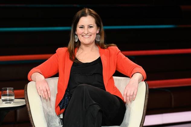 Janine Wisssler (Politikerin) 05 21 her Janine Wissler am 11. Mai 2021 in Markus Lanz , ZDF TV Fernsehen Talkshow Talk Show Deutschland deutsch deutsche Frau Politik Die Linke Linken Co-Vorsitzende Linkspartei german female politician quer halb sitzend lächelnd Markus Lanz am 11. Mai 2021