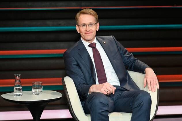 Daniel Günther (Poltiker) 05 21 her Daniel Günther am 12. Mai 2021 in Markus Lanz , ZDF TV Fernsehen Talkshow Talk Show Deutschland deutsch deutscher Mann Politik CDU Ministerpräsident Schleswig-Holstein german politician quer halb sitzend lächelnd neutral Markus Lanz am 12. Mai 2021