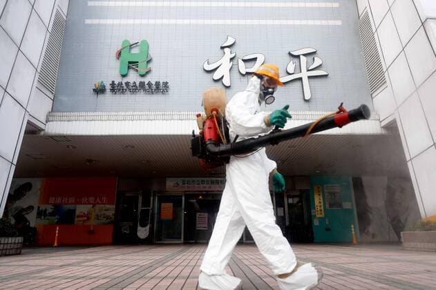 Bilder des Jahres 2021, News 05 Mai News Themen der Woche KW19 News Bilder des Tages Virus Outbreak Taiwan A cleaner wearing a personal protective equipment disinfects areas of a hospital in Taipei, following 180 new domestic cases reported in the country on Saturday, with stricter restrictions imposed in the capital Taipei and New Taipei, in Taipei, Taiwan, on 15 May 2021. Local authorities of the two cities have made mask wearing in outdoor areas compulsory while suspending operation of non essential shops and institutes, as well as activities and entertainment. Taipei Taiwan ceng-notitle210515_np7Oq  Copyright: xCengxShouxYix