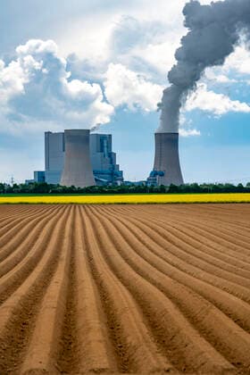 Braunkohle Kraftwerk Neurath, bei Grevenbroich, RWE Power AG, Rheinisches Braunkohlerevier, Acker, NRW, Deutschland, Braunkohlekraftwerk *** Neurath lignite-fired power plant, near Grevenbroich, RWE Power AG, Rhenish lignite mining region, NRW, Germany, lignite-fired power plant