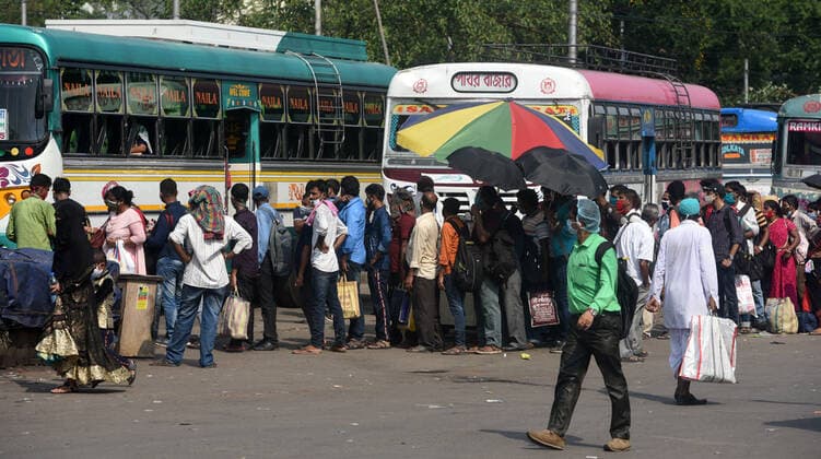 KOLKATA, INDIA - MAY 15: People flock to board a bus bound to their hometowns after the announcement of total lockdown due to the surge in Covid-19 cases, at Esplanade Bus Terminus, on May 15, 2021 in Kolkata, India. The West Bengal government today announced that the state will go under a near lockdown for two weeks starting tomorrow. (Photo by Samir Jana Hindustan Times ) Lockdown In West Bengal For 2 Weeks From Tomorrow, Essential Services Allowed