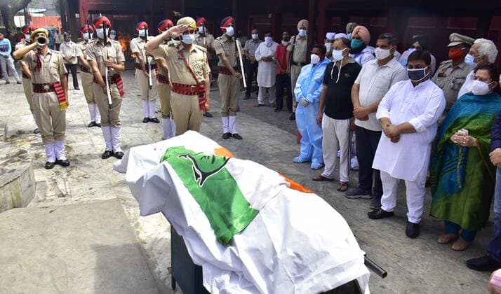 AMRITSAR, INDIA MAY 15: Punjab police personnel and Congress leaders paying tribute to former minister of state for external affairs RL Bhatia,who died due to Covid-19, at a Durgiana Temple cremation ground on May 15, 2021 in Amritsar, India. He was 99. Bhatia, who also served as the governor of Kerala from 2004-08, is survived by a son and a daughter, both based in Amritsar. (Photo by Sameer Sehgal Hindustan Times ) Ex-Union Minister RL Bhatia Dies Of Covid-19 In Amritsar
