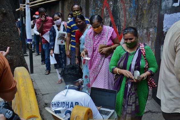 MUMBAI, INDIA ? MAY 15: Beneficiaries wait in a long queue to get inoculated against Covid-19 at District Nurses Training Centre, at Thane on May 15, 2021 in Mumbai, India. (Photo by Praful Gangurde Hindustan Times ) COVID-19 Vaccination Drive