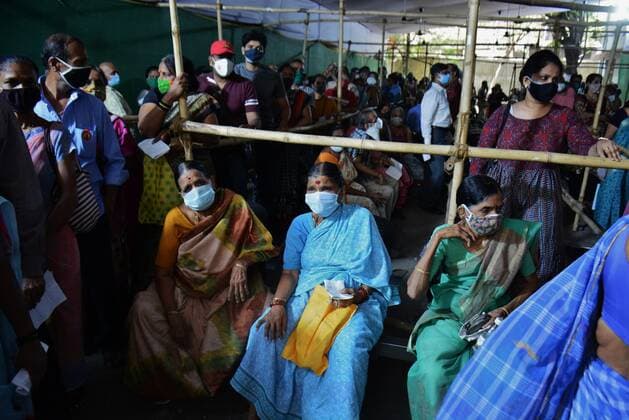 MUMBAI, INDIA ? MAY 15: Beneficiaries wait in a long queue to get inoculated against Covid-19 at District Nurses Training Centre, at Thane on May 15, 2021 in Mumbai, India. (Photo by Praful Gangurde Hindustan Times ) COVID-19 Vaccination Drive