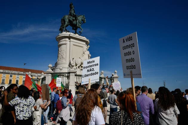 May 15, 2021, Lisbon, Portugal: Protesters hold placards during the demonstration for freedom..Thousands of people demonstrated in Lisbon on Saturday against the Portuguese government s handling of the covid-19 pandemic and for greater individual and social freedom from social restrictions under the emergency decree. Lisbon Portugal - ZUMAs197 20210515_zaa_s197_214 Copyright: xJorgexCastellanosx