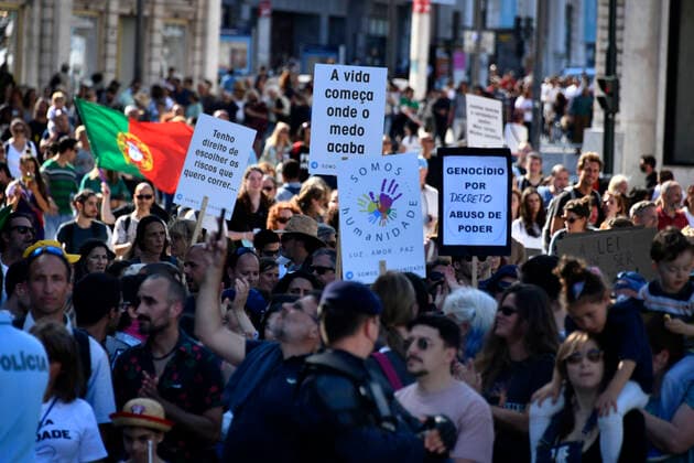 Anti Covid Rally In Lisbon Demonstrators hold up placards in favour of individual liberties and against the use of masks during a march through the streets of Lisbon. 15 May 2021. Hundreds of people demonstrated in the Portuguese capital against the government s handling of the covid-19 pandemic and for greater individual and social freedom. The demonstration began in Parque Eduardo VII and ended in Terreno do Paso, where chants were raised and speeches were made by representatives of the various movements involved. Lisbon Portugal mantilla-notitle210515_npqGm  Copyright: xJorgexMantillax