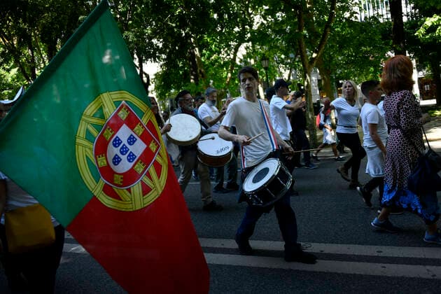 Anti Covid Rally In Lisbon Demonstrators hold up placards in favour of individual liberties and against the use of masks during a march through the streets of Lisbon. 15 May 2021. Hundreds of people demonstrated in the Portuguese capital against the government s handling of the covid-19 pandemic and for greater individual and social freedom. The demonstration began in Parque Eduardo VII and ended in Terreno do Paso, where chants were raised and speeches were made by representatives of the various movements involved. Lisbon Portugal mantilla-notitle210515_npF1f  Copyright: xJorgexMantillax