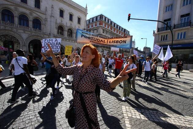 Anti Covid Rally In Lisbon Demonstrators hold up placards in favour of individual liberties and against the use of masks during a march through the streets of Lisbon. 15 May 2021. Hundreds of people demonstrated in the Portuguese capital against the government s handling of the covid-19 pandemic and for greater individual and social freedom. The demonstration began in Parque Eduardo VII and ended in Terreno do Paso, where chants were raised and speeches were made by representatives of the various movements involved. Lisbon Portugal mantilla-notitle210515_npqWq  Copyright: xJorgexMantillax