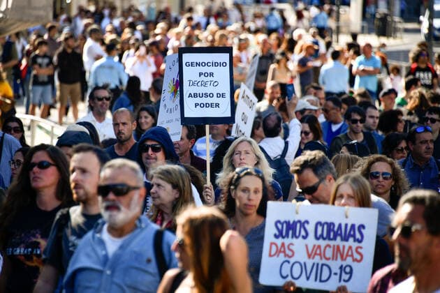 May 15, 2021, Lisbon, Portugal: Protesters hold placards during the demonstration for freedom..Thousands of people demonstrated in Lisbon on Saturday against the Portuguese government s handling of the covid-19 pandemic and for greater individual and social freedom from social restrictions under the emergency decree. Lisbon Portugal - ZUMAs197 20210515_zaa_s197_220 Copyright: xJorgexCastellanosx