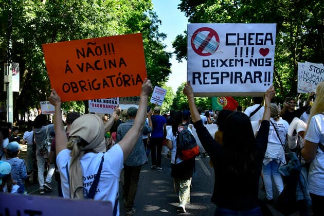 Anti Covid Rally In Lisbon Demonstrators hold up placards in favour of individual liberties and against the use of masks during a march through the streets of Lisbon. 15 May 2021. Hundreds of people demonstrated in the Portuguese capital against the government s handling of the covid-19 pandemic and for greater individual and social freedom. The demonstration began in Parque Eduardo VII and ended in Terreno do Paso, where chants were raised and speeches were made by representatives of the various movements involved. Lisbon Portugal mantilla-notitle210515_npZR2  Copyright: xJorgexMantillax