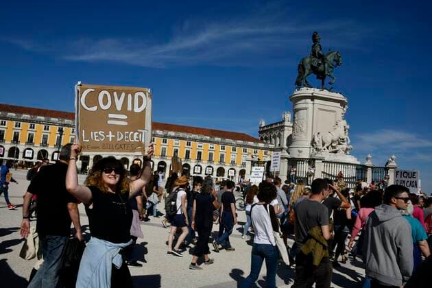 Anti Covid Rally In Lisbon Demonstrators hold up placards in favour of individual liberties and against the use of masks during a march through the streets of Lisbon. 15 May 2021. Hundreds of people demonstrated in the Portuguese capital against the government s handling of the covid-19 pandemic and for greater individual and social freedom. The demonstration began in Parque Eduardo VII and ended in Terreno do Paso, where chants were raised and speeches were made by representatives of the various movements involved. Lisbon Portugal mantilla-notitle210515_npW7r  Copyright: xJorgexMantillax