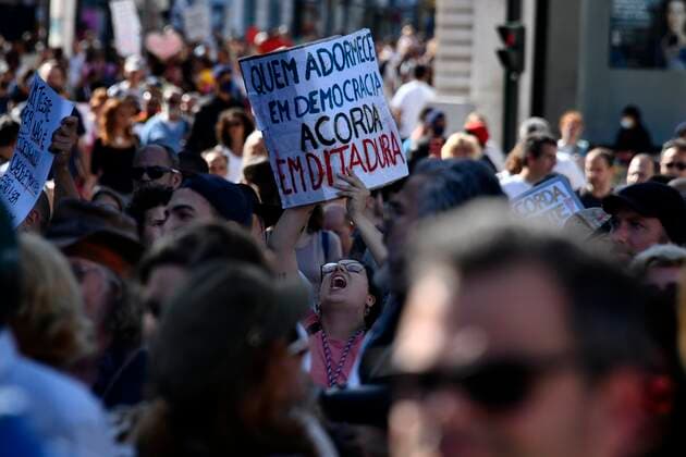 Anti Covid Rally In Lisbon Demonstrators hold up placards in favour of individual liberties and against the use of masks during a march through the streets of Lisbon. 15 May 2021. Hundreds of people demonstrated in the Portuguese capital against the government s handling of the covid-19 pandemic and for greater individual and social freedom. The demonstration began in Parque Eduardo VII and ended in Terreno do Paso, where chants were raised and speeches were made by representatives of the various movements involved. Lisbon Portugal mantilla-notitle210515_npQsS  Copyright: xJorgexMantillax