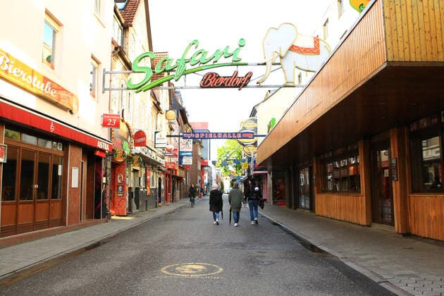 Während des Lockdowns nahezu menschenleere Amüsiermeile Große Freiheit auf St. Pauli während des Lockdowns. St. Pauli Hamburg