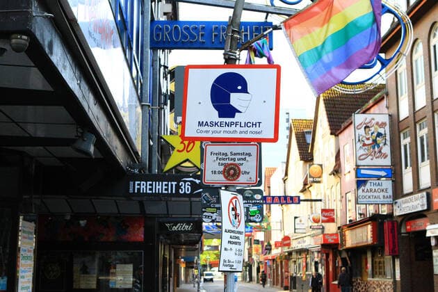 Ein Schild in der Straße Große Freiheit auf St. Pauli weist Besucher darauf hin, dass hier zu bestimmten Zeiten Maskenpflicht besteht. St. Pauli Hamburg