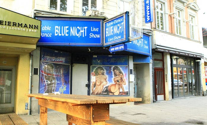 Während des Lockdowns geschlossene Table-Dance-Bar Blue Night auf der Reeperbahn. St. Pauli Hamburg