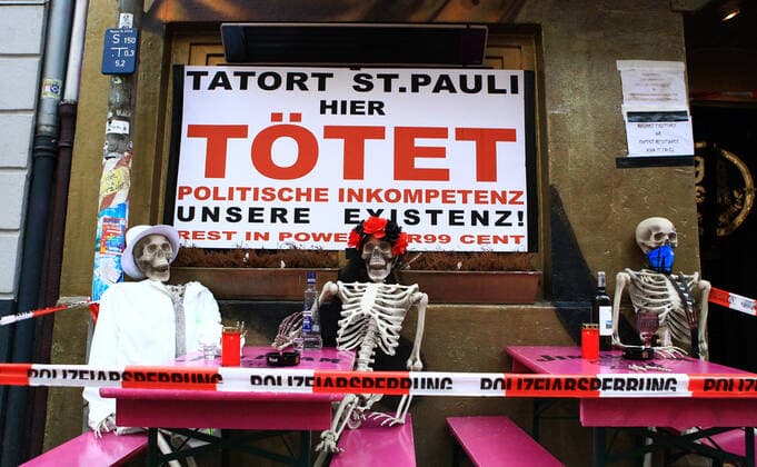 Die Betreiber der 99 Cent Bar in der Gerhardstraße 3 auf St. Pauli haben Skelette an Tische vor die Bar gesetzt. Sie protestieren damit gegen die Corona-Maßnahmen des Hamburger Senats, die es unter anderem Gastronomie-Betrieben verbieten, zu öffnen. St. Pauli Hamburg