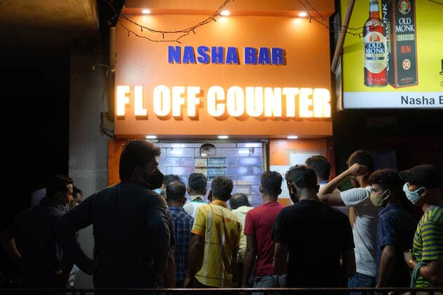 India: Closure of Liquor Shops in West Bengal due to Lockdown Long queues before Liquor Shops as West Bengal State Government decided to impose lockdown and all Liquor Shops will be closed temporarily. Kolkata West Bengal India Copyright: TamoghnaxPurkayastha