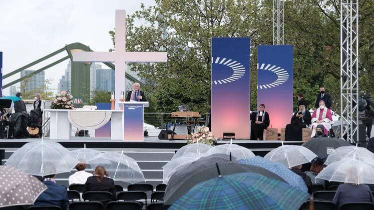 Bilder des Jahres 2021, News 05 Mai News Themen der Woche KW19 16.05.2021 xkhx Frankfurt am Main, Weseler Werft Ökumenische Kirchentag 2021 Schaut hin - Kommt und seht! Open-Air-Abschlussgottesdienst des 3. ÖKT Bundespräsident Frank-Walter Steinmeier bei seiner Rede *** 16 05 2021 xkhx Frankfurt am Main, Weseler Werft Ecumenical Church Congress 2021 Look Come and see Open Air Closing Service of the 3 ÖKT Federal President Frank Walter Steinmeier during his speech