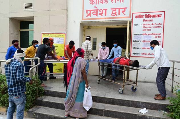 May 16, 2021, Prayagraj, Uttar Pradesh, India: Prayagraj: Family members carrying a COVID-19 patient to shift in level-3 ward of Swaroop Rani Nehru Hospital in Prayagraj on Sunday, May 16, 2021. Prayagraj India - ZUMAv115 20210516_zap_v115_014 Copyright: xPrabhatxKumarxVermax