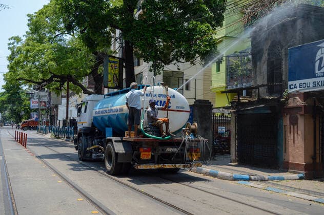 May 16, 2021, Kolkata, West Bengal, India: Municipal working disinfecting houses at a locality in Kolkata , India , on 16 May 2021 , during first day of 14 day lockdown in West Bengal. Kolkata India - ZUMAc211 20210516_zip_c211_006 Copyright: xDebarchanxChatterjeex
