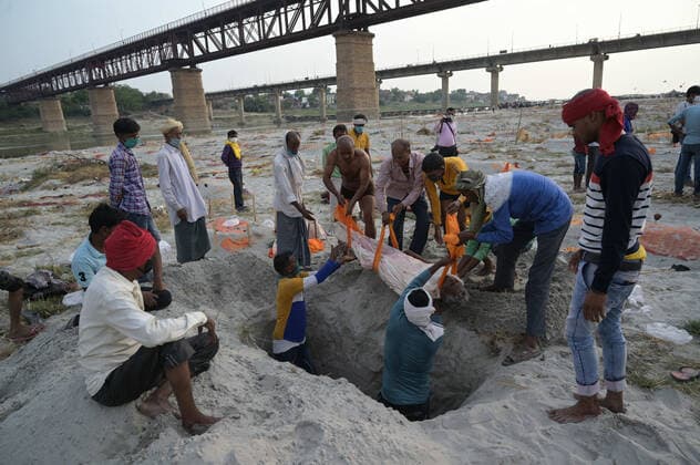 May 16, 2021, Prayagraj, Uttar Pradesh, India: Family members and relatives of a person who died of reasons other than COVID-19 burying his dead body in sand grave on the banks of river Ganges in Prayagraj, India, Sunday, May 16, 2021. Police are reaching out to villagers in northern India to investigate the recovery of bodies buried in shallow sand graves or washing up on the Ganges River banks, prompting speculation on social media that they were the remains of COVID-19 victims. Prayagraj India - ZUMAv115 20210516_zap_v115_029 Copyright: xPrabhatxKumarxVermax