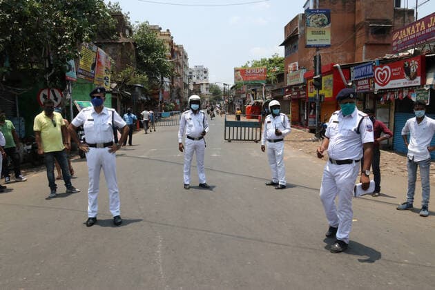 Coronavirus Emergency In India Indian Police at the Naka Cheking Point after West Bengal government announced a 15-day lockdown to curb the spread of the Covid-19 coronavirus, in Kolkata on May 16, 2021. Kolkata India chakraborty-notitle210516_npbrq  Copyright: xDebajyotixChakrabortyx