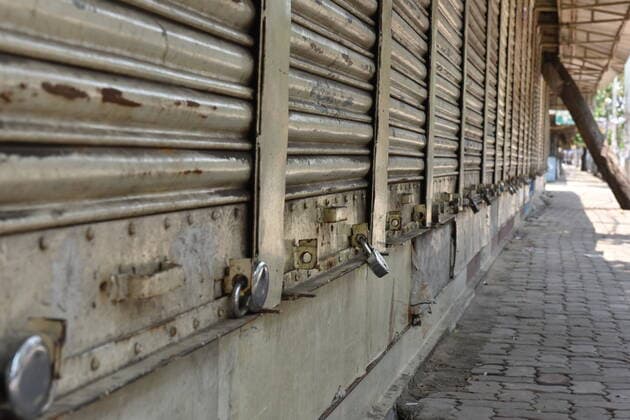 West Bengal Under Lockdown Till 30th May The closed shops during a lockdown imposed by the government amidst rising Covid-19 coronavirus cases, in Kolkata, India on May 16, 2021. The West Bengal Government on Saturday announced a complete lockdown across the state from May 16 to May 30. It also imposed a night curfew. Kolkata India sen-notitle210516_npuAs  Copyright: xSukhomoyxSenx