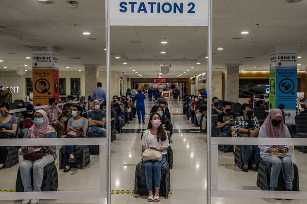 Malaysia s AstraZeneca COVID-19 Vaccination Program People queue to receive the AstraZeneca COVID-19 vaccine as part of a mass vaccination program in Kuala Lumpur on May 16, 2021. Kuala Lumpur Malaysia latif-notitle210516_npxA5  Copyright: xMohdxFirdausx