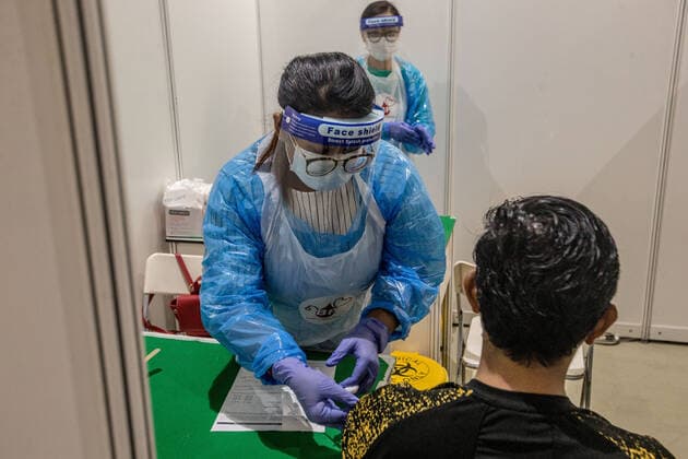 Malaysia s AstraZeneca COVID-19 Vaccination Program A healthcare worker administers a dose of the AstraZeneca COVID-19 vaccine as part of a mass vaccination program in Kuala Lumpur on May 16, 2021. Kuala Lumpur Malaysia latif-notitle210516_npEop  Copyright: xMohdxFirdausx