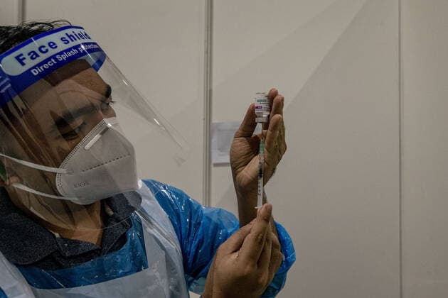 Malaysia s AstraZeneca COVID-19 Vaccination Program A healthcare worker prepares a dose of the AstraZeneca COVID-19 vaccine as part of a mass vaccination program in Kuala Lumpur on May 16, 2021. Kuala Lumpur Malaysia latif-notitle210516_npyNy  Copyright: xMohdxFirdausx