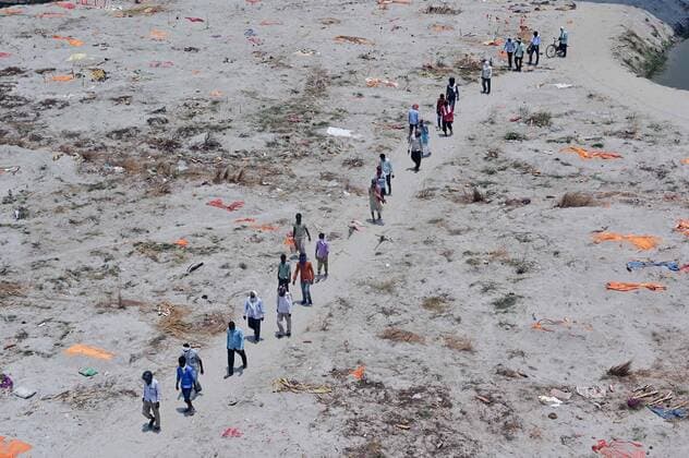 India: Covid-19 victim burial Prayagraj: Family members and relatives returns after buried a Dead body in sand of River Ganga at Phaphamau Ghat in Prayagraj on Sunday, May 16, 2021. According to family members burry the dead bodies are their Customs running for years, there are no crisis of wood for cremation. Prayagraj Uttar Pradesh India Allahabad Copyright: PrabhatxKumarxVerma