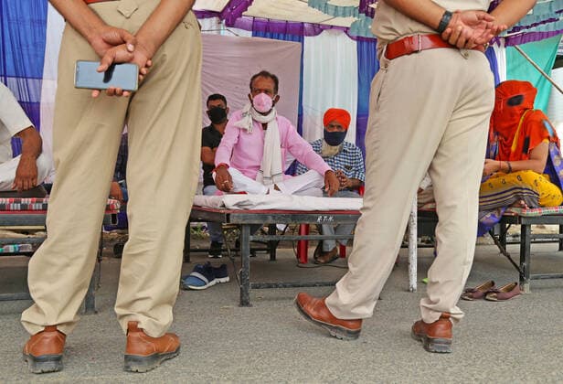 India: BJP MLA on hunger strike amid pandemic in Rajasthan BJP MLA Shankar Singh Rawat stage a hunger strike demanding more oxygen cylinder, ventilator and other medical facilities for COVID patients in Government hospital, amid ongoing lockdown in Beawar. As coronavirus cases continued to surge in India, people are struggling to get hospital beds, ventilators, oxygen cylinders, injections and medicines with health infrastructure in the country almost stretched to its limit. Beawar Rajasthan India Copyright: SumitxSaraswat