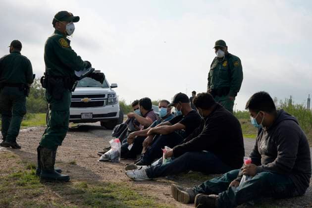 TX: Migrants Cross Into Texas From Mexico Undocumented migrants are detained by Border Patrol along a road near the US Border Wall on May 16, 2021 in La Joya Texas, USA. According to unofficial estimates approximately 200,000 migrants have crossed into the United States along the southern border since February 2021. La Joya Texas Texas United States lamparski-txmigran210516_npvYw  Copyright: xJohnxLamparskix
