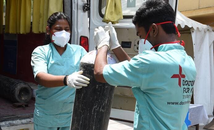 NEW DELHI, INDIA ? MAY 16: Health workers unloaded the Oxygen Cylinders from a van at Covid Care center at LNJP Annexe, on May 16, 2021 in New Delhi, India. (Photo by Mohd Zakir Hindustan Times ) Daily Life Amid Coronavirus Pandemic In India