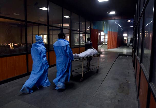 NEW DELHI, INDIA MAY 16: The body of a Covid-19 victim brought in for cremation at Nigambodh Ghat crematorium, on May 16, 2021 in New Delhi, India. (Photo by Sanjeev Verma Hindustan Times ) Daily Life Amid Coronavirus Pandemic In India