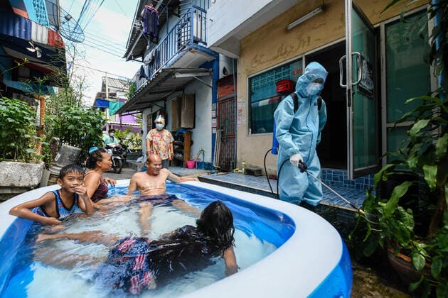 News Bilder des Tages May 16, 2021, Bangkok, Thailand: A rescue worker wearing a Personal Protective Equipment (PPE) sprays a disinfectant at Klong Toey slum community in Bangkok..The Public Health Ministry on Sunday reported 24 more Covid-19-related deaths, for a toll of 589 and 2,302 new cases, raising the total to 72,584. Bangkok Thailand - ZUMAs197 20210516_zaa_s197_128 Copyright: xAmpholxThongmueangluangx