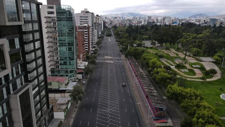 Photographs taken from a drone of empty streets in the last weekend of mass confinement in 16 of the 24 provinces of Ecuador, subjected since last 23 April to a state of emergency focused on stopping the rise of the Covid-19 pandemic and reduce pressure on the country s saturated hospital system, in Quito Ecuador, 16 May 2021. EFE José Jácome Ecuador lives its last weekend of confinement !ACHTUNG: NUR REDAKTIONELLE NUTZUNG!  Copyright: xJoséxJácomex AME8411 20210517-637568169351751276