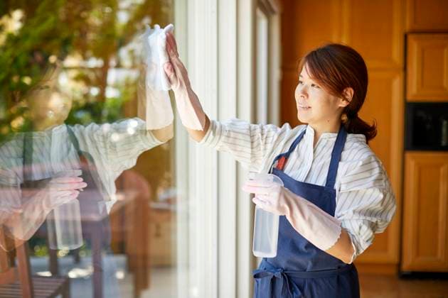 Japanese woman cleaning the house 149985679  (149985679) ,model released, Symbolfoto ,property released