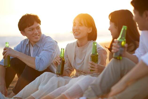 Young Japanese friends at the beach 151591981  (151591981) ,model released, Symbolfoto
