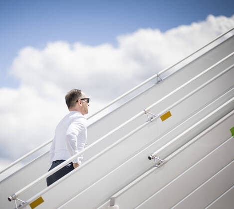 News Themen der Woche KW20 News Bilder des Tages Bundesaussenminister Heiko Maas, SPD, aufgenommen beim betreten eines Flugzeuges der Flugbereitschaft der Bundeswehr, anlaesslich der Teilnahme an der Internationalen Konferenz zur Unterstuetzung der sudanesischen Transition in Paris, am Flughafen Berlin Brandenburg. 17.05.2021. Berlin Deutschland