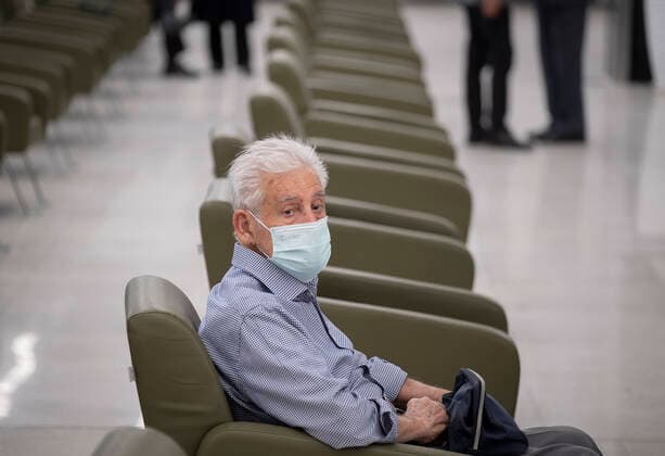 Day-3 Of Mass General COVID-19 Vaccination In The Iran Grand Bazaar, Iran Mall, In Western Tehran An Iranian elderly man wearing a protective face mask looks on while waiting to receive a dose of the China s Sinopharm new coronavirus disease (COVID-19) vaccine on day-3 of the mass general COVID-19 vaccination in the Iran Grand Bazaar (Market), Iran Mall, in western Tehran on May 17, 2021. Tehran Tehran Iran nikoubazl-day3ofma210517_npn9i  Copyright: xMortezaxNikoubazlx