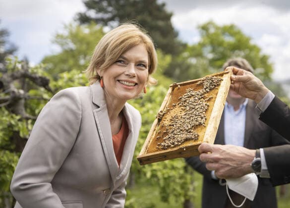 Bilder des Jahres 2021, News 05 Mai News Themen der Woche KW20 News Bilder des Tages Bundeslandwirtschaftsministerin Julia Kloeckner (CDU) im Rahmen einer Bescheiduebergabe zum Thema - NutriBee - an das Julius Kuehn-Institut. Braunschweig, 17.05.2021. Braunschweig Germany *** Federal Minister of Agriculture Julia Kloeckner CDU in the context of a notification on NutriBee to the Julius Kuehn Institute Braunschweig, 17 05 2021 Braunschweig Germany Copyright: xXanderxHeinl photothek.dex