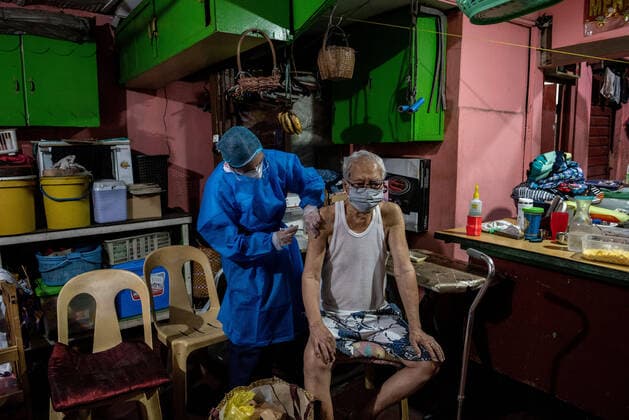 Vaccination Of Bedridden And Senior Citizens In Manila, Philippines A senior citizen receives his second dose of Sinovac Biotech™s Coronavac vaccine for COVID-19 during a house to house vaccination of bedridden and senior citizens in Manila, Philippines, on May 17, 2021. Manila Metro Manila Philippines david-vaccinat210517_npe4p  Copyright: xLisaxMariexDavidx