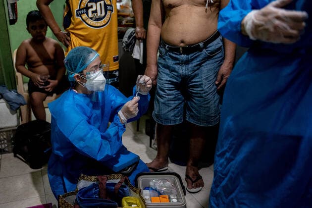 Vaccination Of Bedridden And Senior Citizens In Manila, Philippines A health worker prepares a syringe with Sinovac Biotech™s Coronavac vaccine for COVID-19 during a house to house vaccination of bedridden and senior citizens in Manila, Philippines, on May 17, 2021. Manila Metro Manila Philippines david-vaccinat210517_npmop  Copyright: xLisaxMariexDavidx